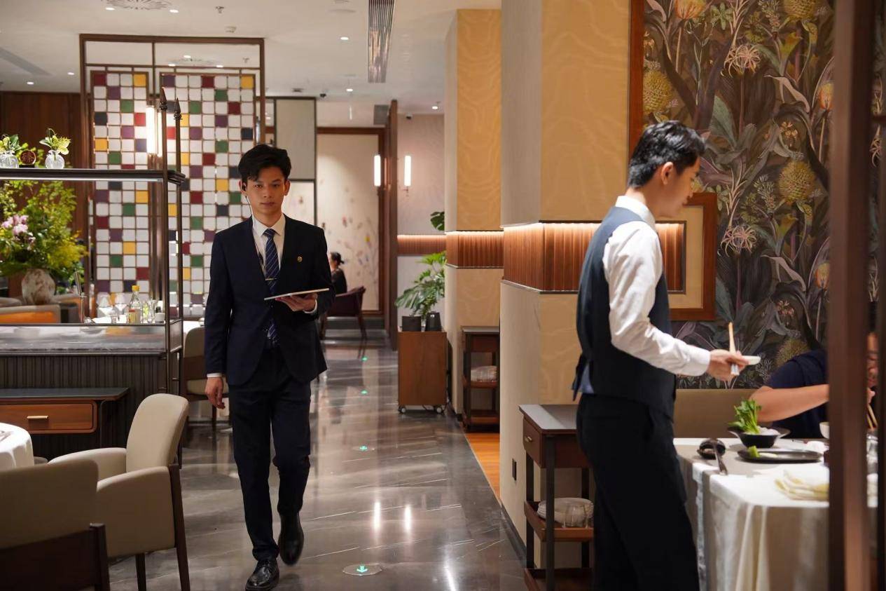 求 海底捞全国首家臻选店开业开元棋牌app聚焦精致用餐需(图1)