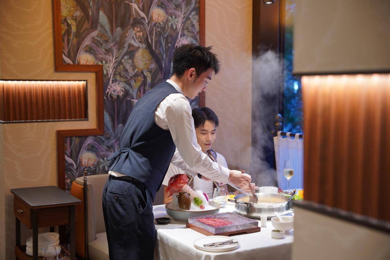 求 海底捞全国首家臻选店开业开元棋牌app聚焦精致用餐需(图5)