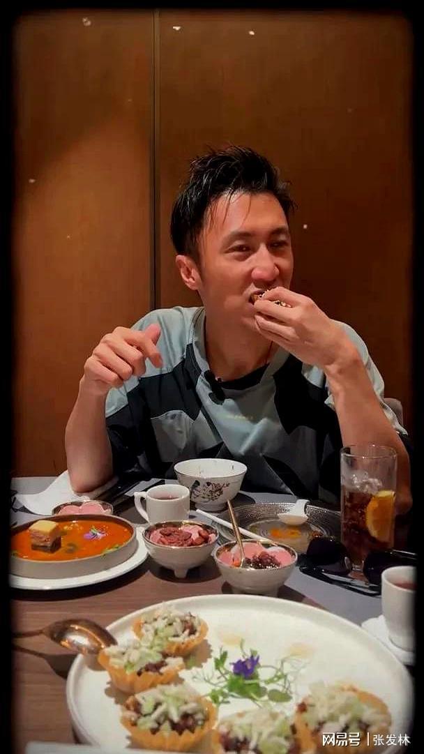 餐画面曝光 四哥谢贤精神状态成焦点开元棋牌谢霆锋45岁生日 带父母聚