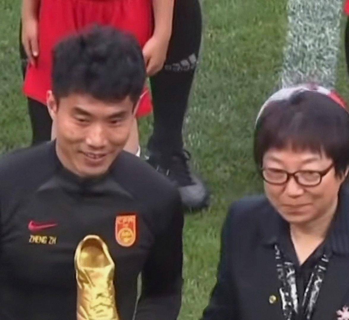 这套房子不靠夸张材料取胜靠把日常打理到发光干净到能映出灯具的轮廓开元棋牌46岁秦岚的豪宅爆了全屋精致温暖一尘不染刚好适合两个人住(图7) 这套房子不靠夸张材料取胜靠把日常打理到发光干净到能映出灯具的轮廓开元棋牌46岁秦岚的豪宅爆了全屋精致温暖一尘不染刚好适合两个人住(图7)